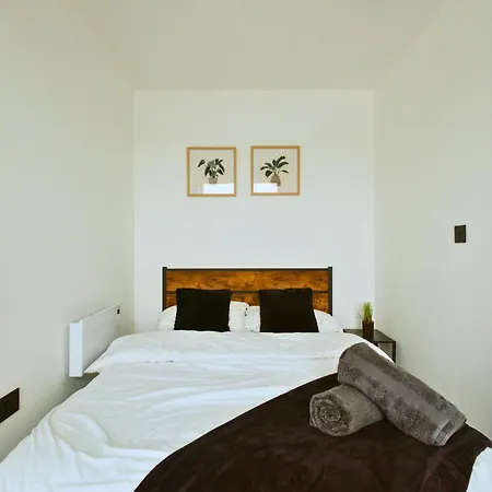 Springwell Gardens Near Station & Centre リーズ