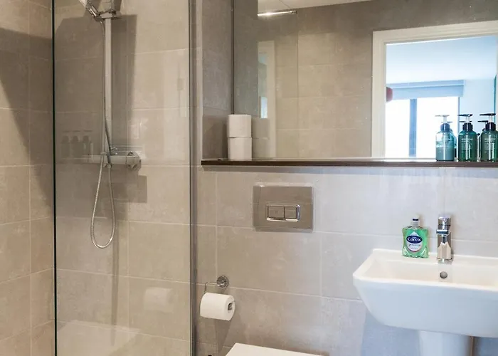 Springwell Gardens Near Station & Centre * Leeds (West Yorkshire)