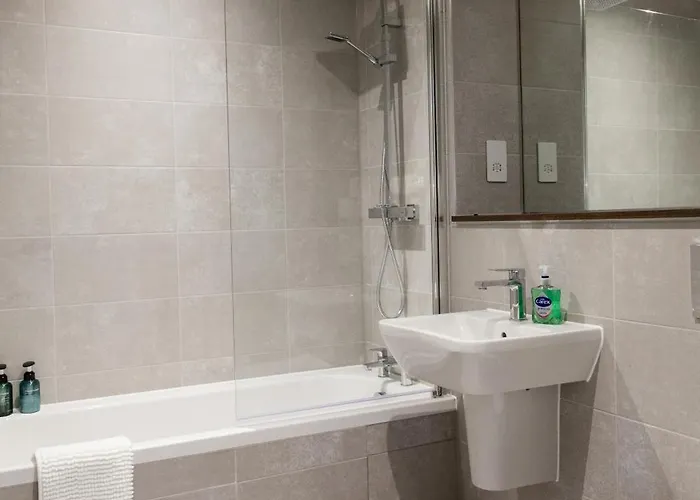 Springwell Gardens Near Station & Centre