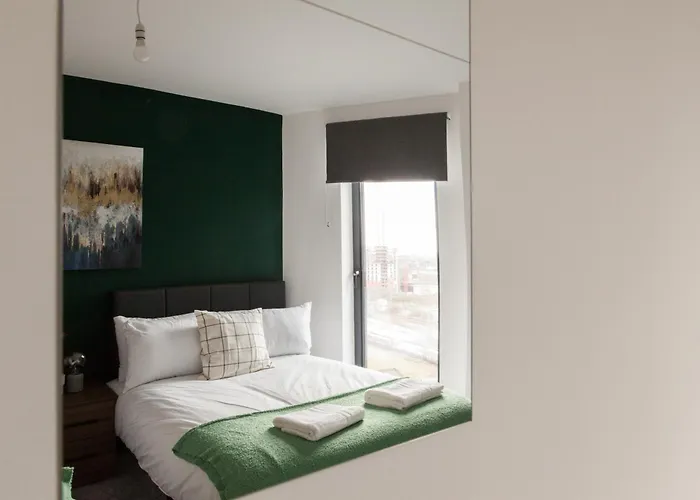 Springwell Gardens Near Station & Centre * Leeds (West Yorkshire)