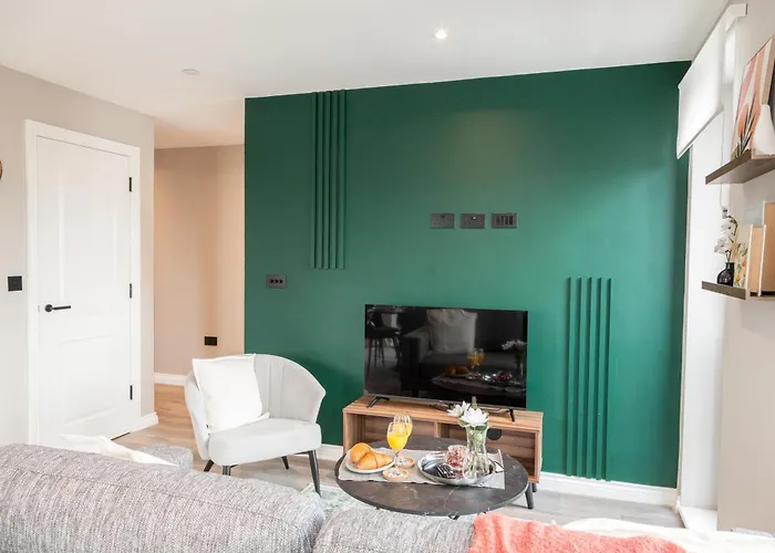 Springwell Gardens Near Station & Centre Leeds (West Yorkshire)