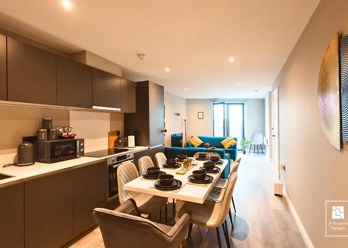 Springwell Gardens Near Station & Centre 利兹