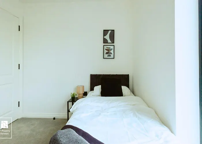 Springwell Gardens Near Station & Centre Apartmán *