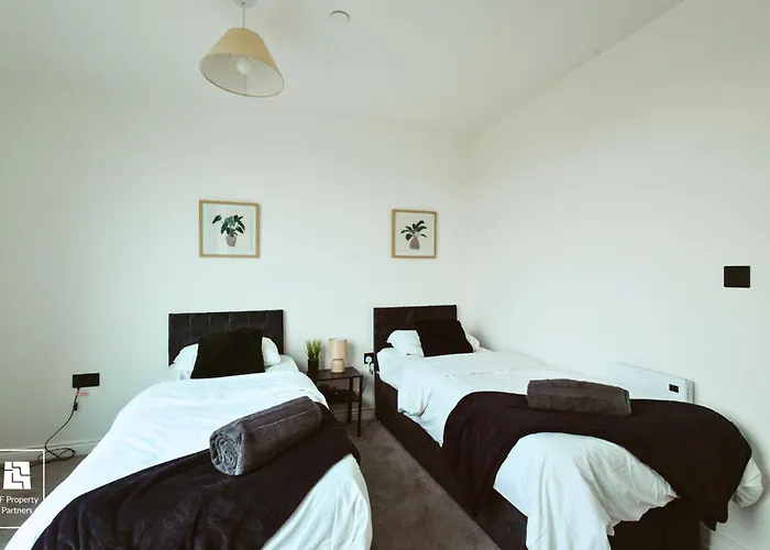 Springwell Gardens Near Station & Centre *