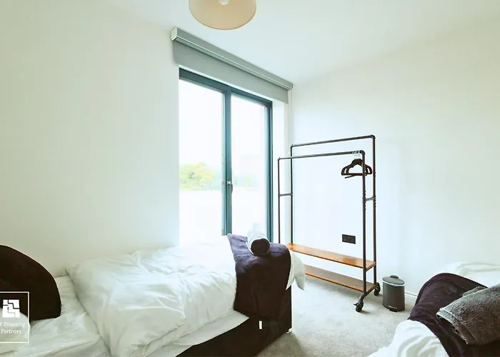 Апартаменти Springwell Gardens Near Station & Centre *