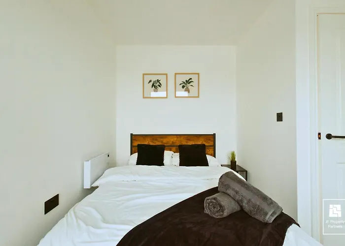 Springwell Gardens Near Station & Centre Leeds (West Yorkshire)