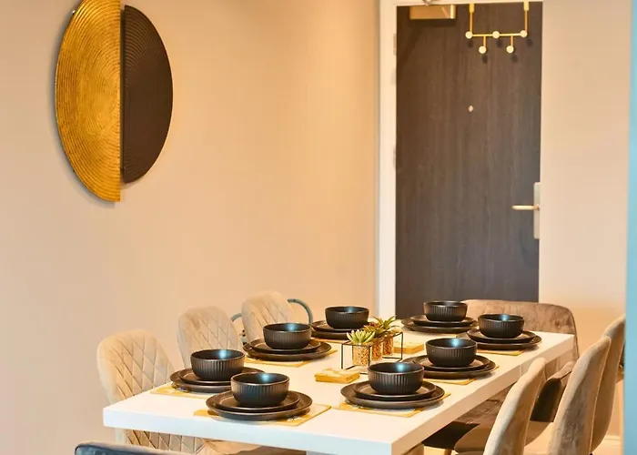 Springwell Gardens Near Station & Centre * Leeds (West Yorkshire)