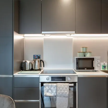 Springwell Gardens Near Station & Centre * 利兹