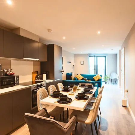 Springwell Gardens Near Station & Centre 利兹