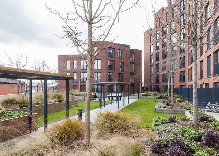 Апартаменты Springwell Gardens Near Station & Centre