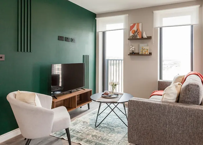 Springwell Gardens Near Station & Centre *