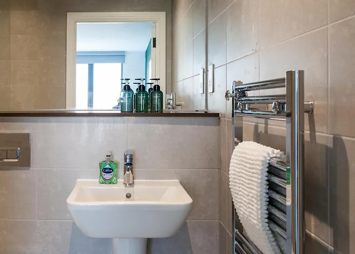 Springwell Gardens Near Station & Centre *