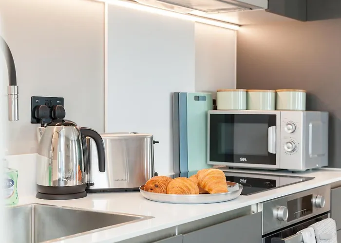 Springwell Gardens Near Station & Centre *