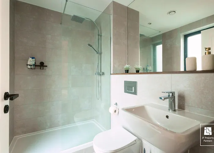 Springwell Gardens Near Station & Centre